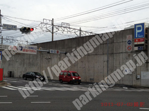 西005：タワーズ駐車場北側入口_01