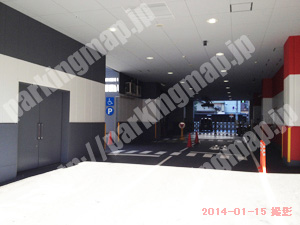 中央801：NPDラウンドワンスタジアム千日前店駐車場_03