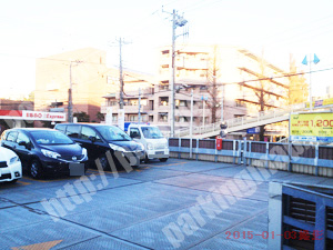 港北132：タイムズ大豆戸町交差点前_02